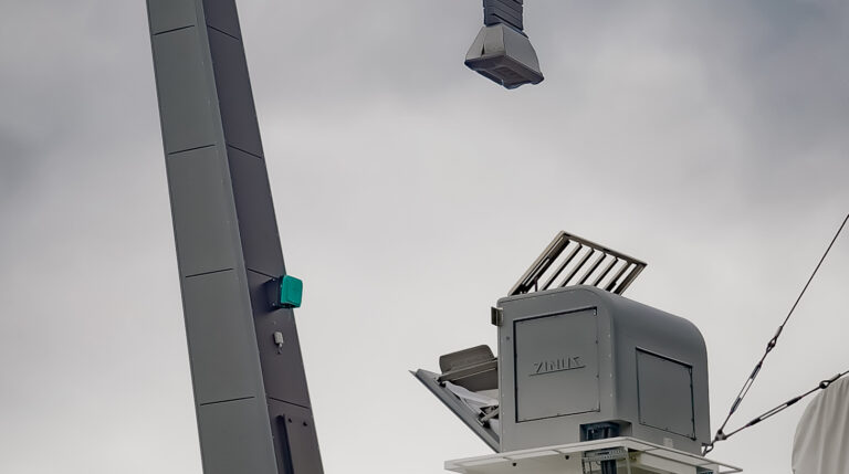 EXPO NEWS: Zinus presents its autonomous charging tower and onboard unit.