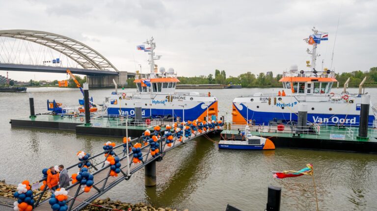 Van Oord christens two hybrid water-injection dredgers.