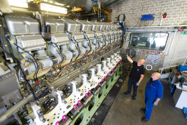 LNG tug powered by a hybrid system with mtu gas engines from Rolls-Royce begins operation in Singapore