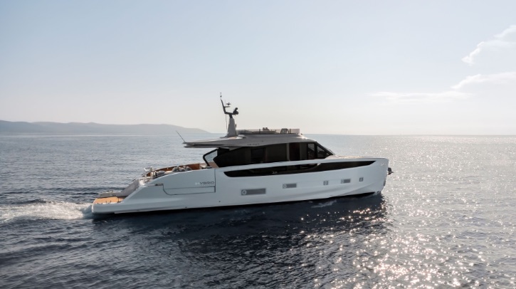 Azimut and Volvo Penta have unveiled a 21.88m yacht – named the Seadeck 7 – which combines diesel engines, a 160kW electric motor and batteries with a pilot of Volvo Penta’s D13 IPS hybrid-electric package. This combination enables hybrid operation without a generator.