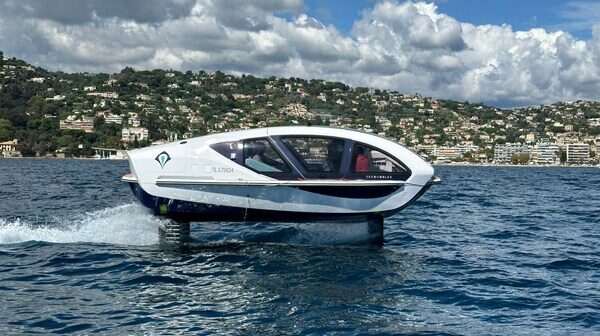 SeaBubbles launches updated flying boat .