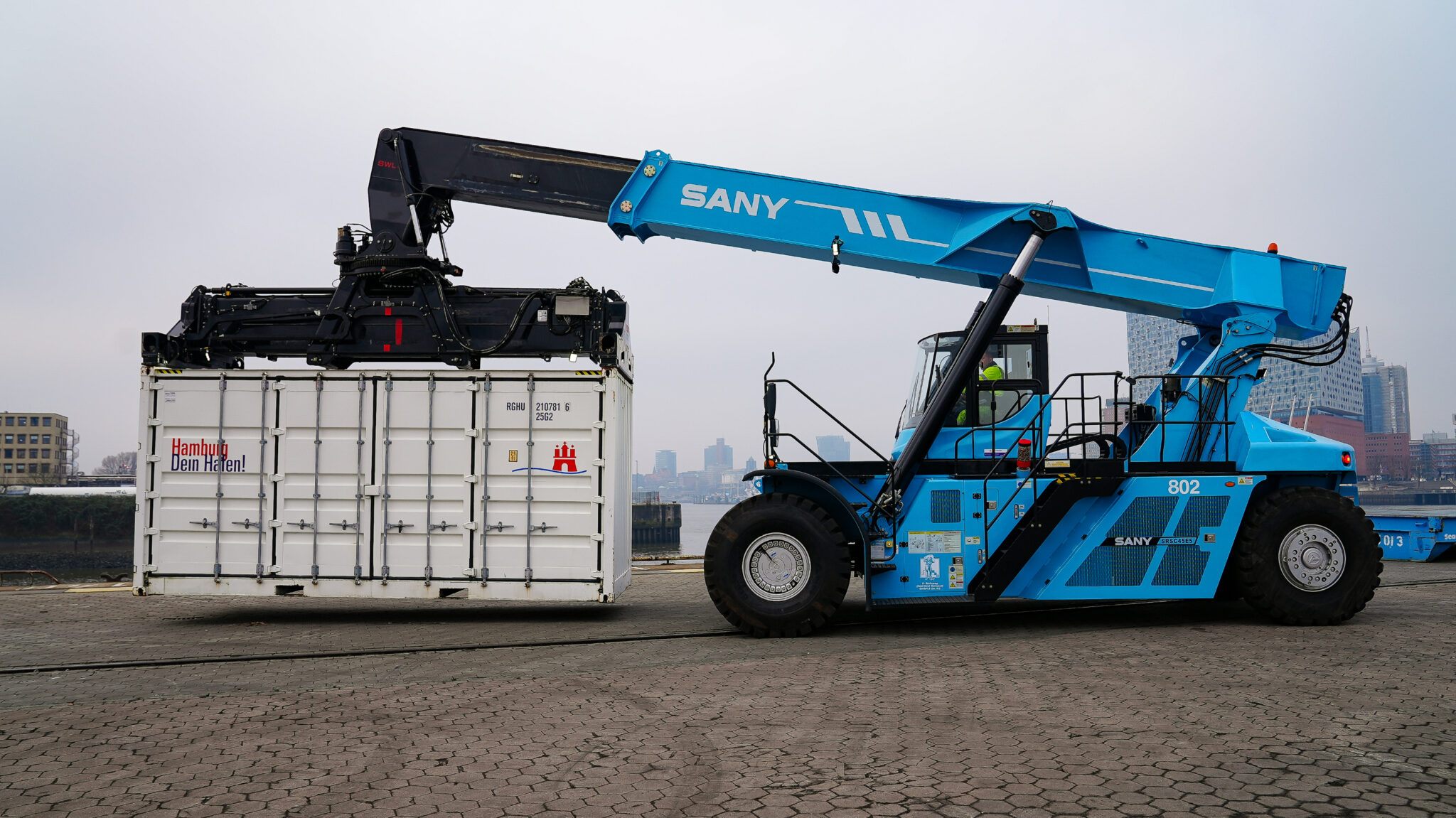Container Stackers Device All-electric full container stacker arrives in Port of Hamburg ...