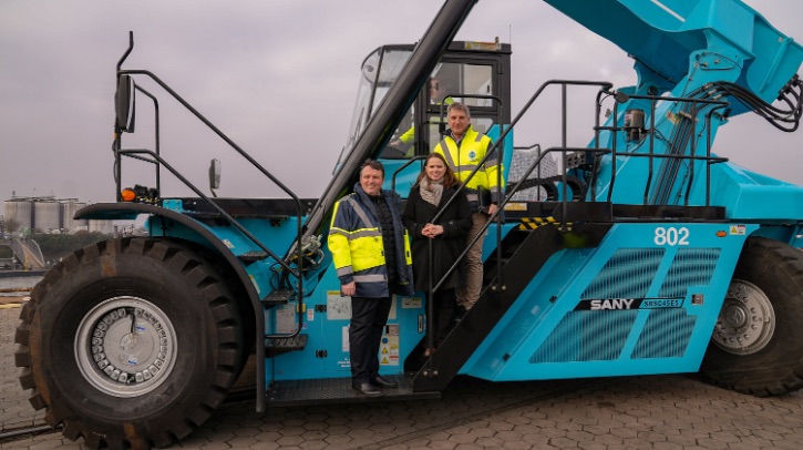 The Port of Hamburg’s C. Steinweg (Süd-West Terminal) has integrated a fully electric reachstacker from Sany Marine into its workflows. The full container reachstacker is equipped with a 422kWh lithium ferrophosphate (LFP) battery.