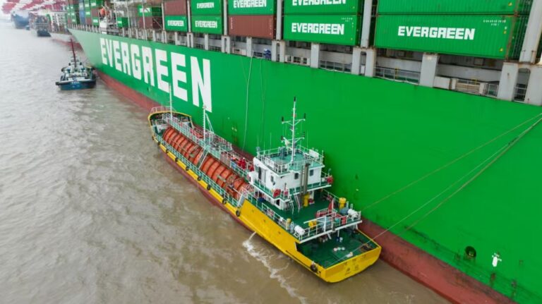 SMDERI-QET achieves world’s first ship-to-ship LCO₂ transfer, pictured here with a small vessel positioned alongside a larger, green container ship.