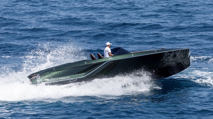 Frauscher x Porsche 850 Fantom sports boat speeds through the water.