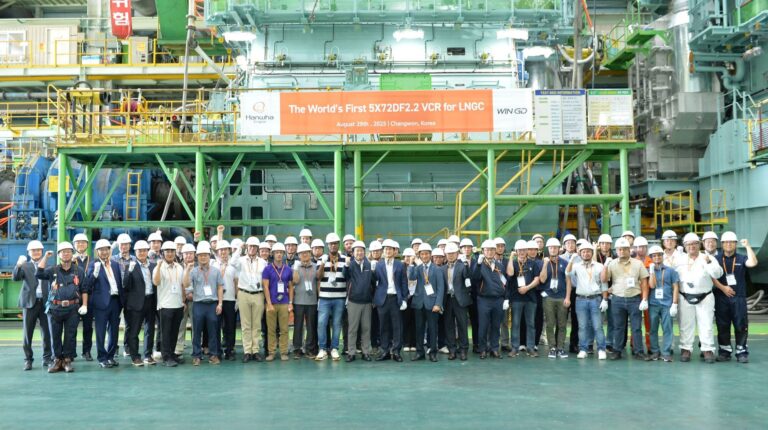 WinGD and Hanwha Engine staff stand together at a cermony to mark the Ceremony celebrating first factory acceptance test of the 5X72DF-2.2 engine with VCR technology