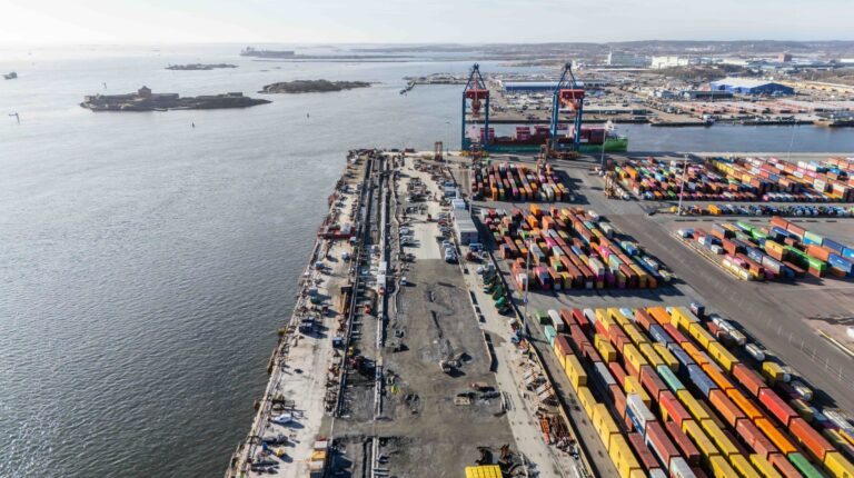 Port of Gothenburg awards €18 million dredging contract for Skandia Gateway.