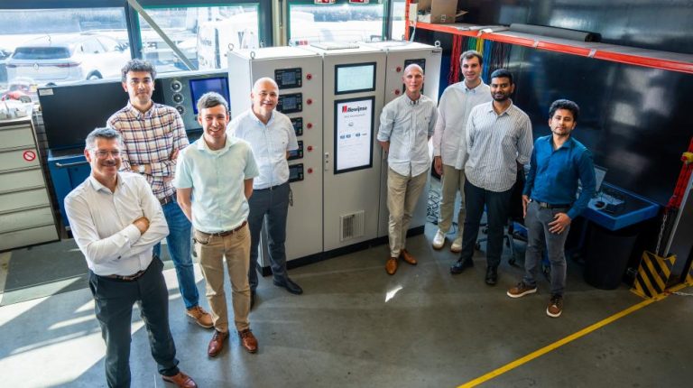 Alewijnse and University of Twente collaborate on hardware-in-the-loop tech for maritime sector Representatives of Alewijnse and University of Twente stand together in a laboratory room to mark the collaboration between the organizations.