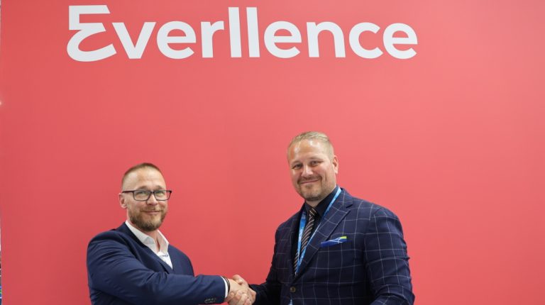 WE Tech Solutions and Everllence partner on maritime decarbonization Thomas Andreassen, global business development manager, Everllence (left) and Henri Kinnunen, CEO WE Tech Solutions, shake hands in front of a red background at the signing of the MoU at Posidonia 2026.