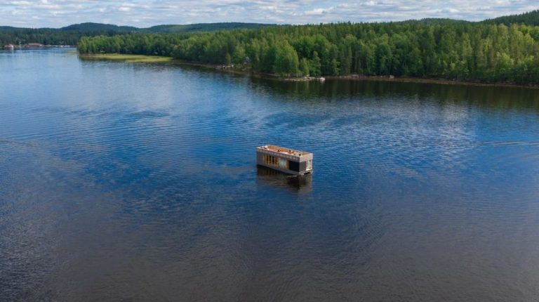Yamaha Motor and Finnish NGO to develop hydrogen-powered sauna boat The Hydrogen sauna boat sails across a calm river. It is the only boat on the water.